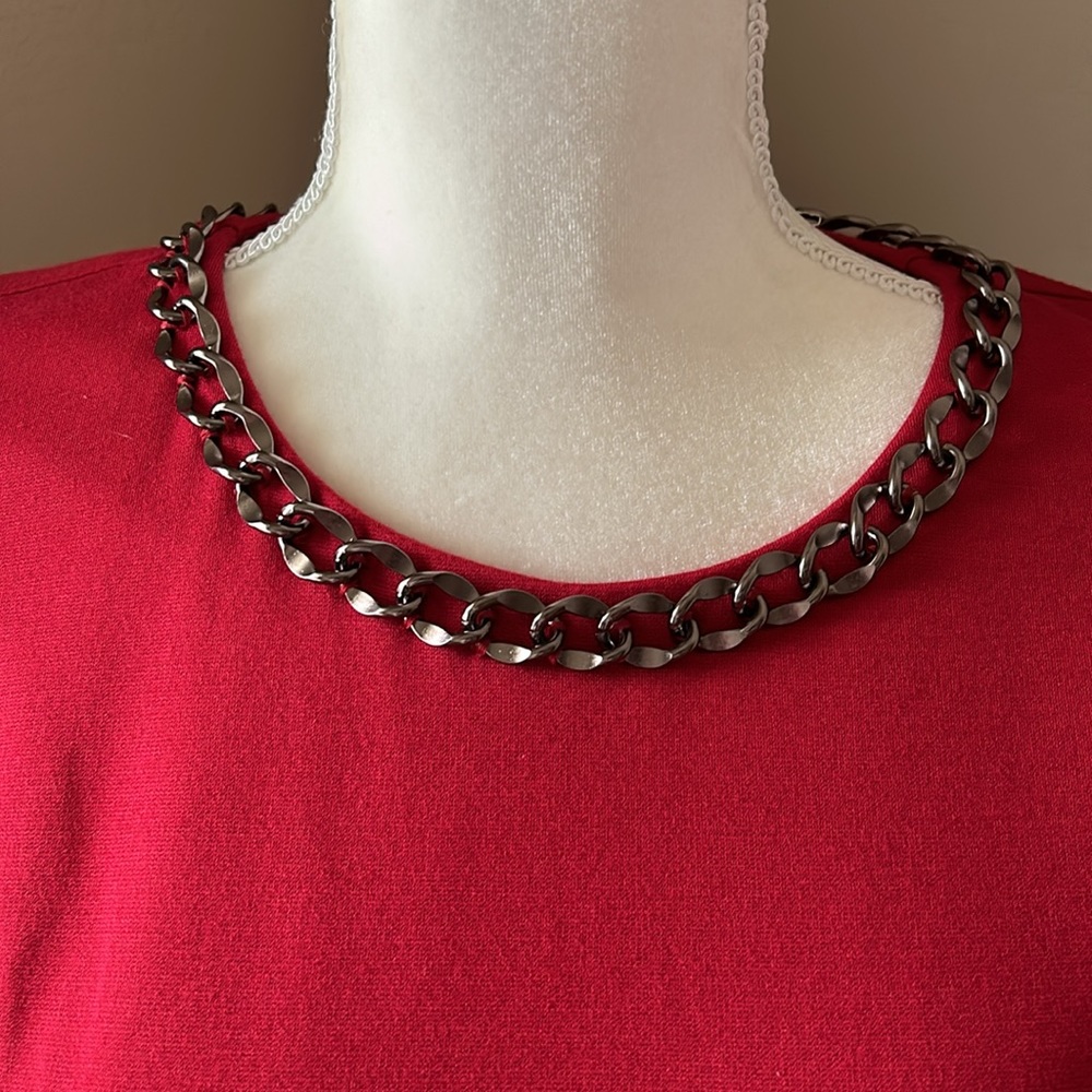 💜NWT Chico’s sultry red crimson sleeveless dress with chain embellished collar.